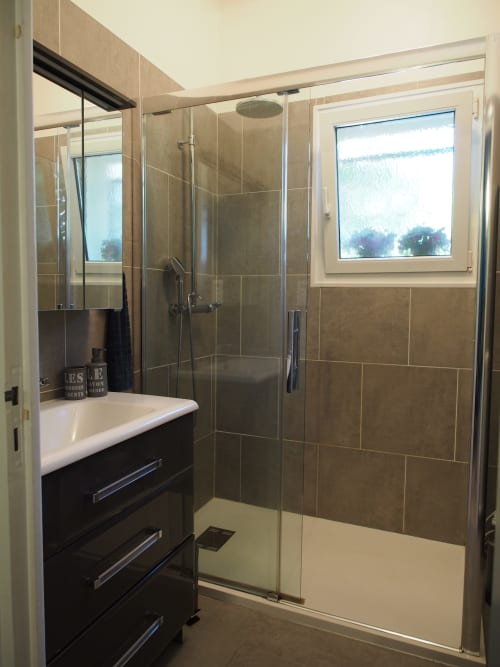 Salle de bain, douche à l'Italienne, La Villa Bell’Mar La Maison, Mèze.