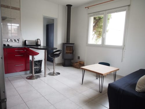 L’appartement Bell’Mar, intérieur, poêle à bois, salon. 