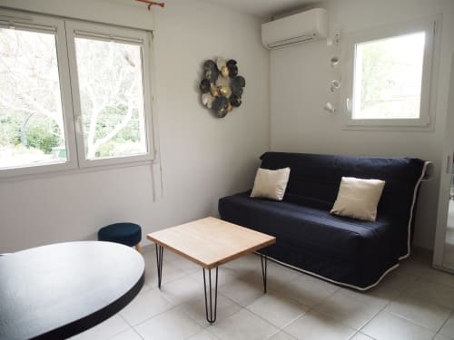 L’appartement Bell’Mar intérieur avec clic clac, table basse et climatisation. 