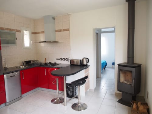 L’appartement Bell’Mar, intérieur avec cuisine et poêle à bois.