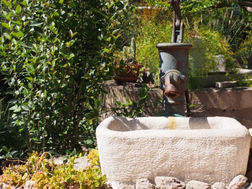 Fontaine extérieure dans le jardin, villa Bell'Mar, appartement et maison à Mèze.