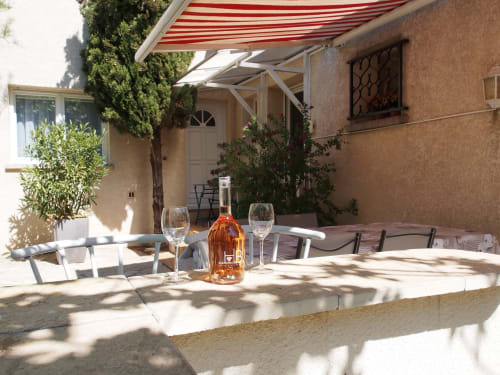 Extérieur, petit verre de rosée en terrasse, villa Bell'Mar, appartement et maison à Mèze.