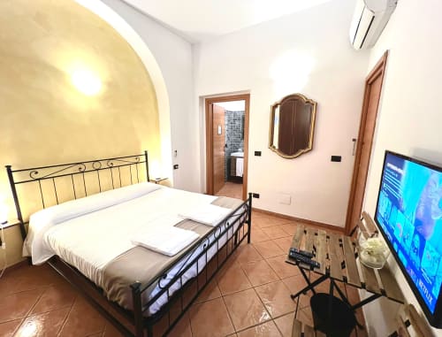 Camera matrimoniale | Virginia Rooms Genova - camere e parcheggio privato in centro a Genova