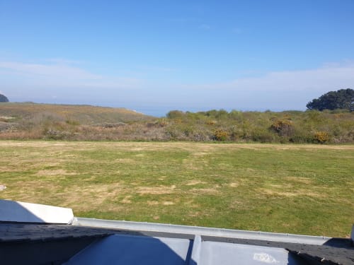 Prairie verdoyante avec végétation côtière et vue sur la mer depuis l'appartement Loc'Maria à Belle-Île-en-Mer