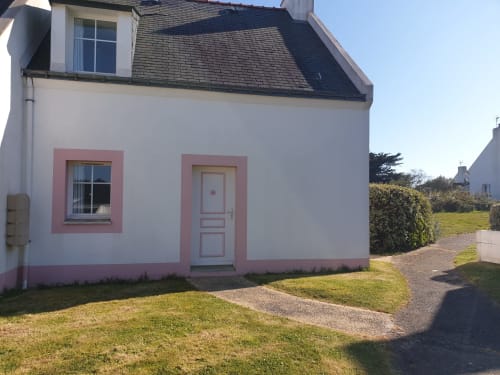 Charmant gîte blanc et rose avec vue sur le jardin à Loc'Maria, location de vacances à Belle Île en Mer