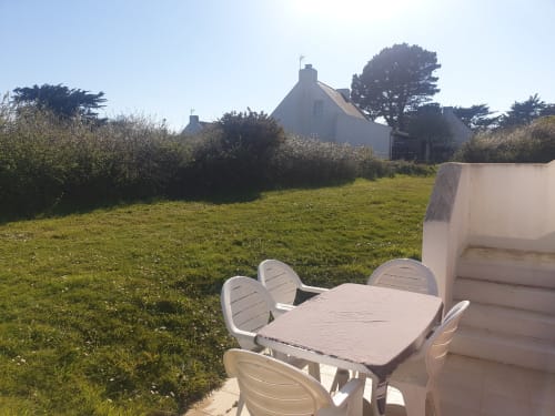 Espace de restauration en plein air à Loc'Maria Belle Île en Mer avec vue sur le jardin et la campagne