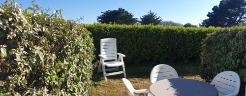 Coin détente privé avec transats blancs et haies à l'appartement Locmaria, Belle Île en Mer