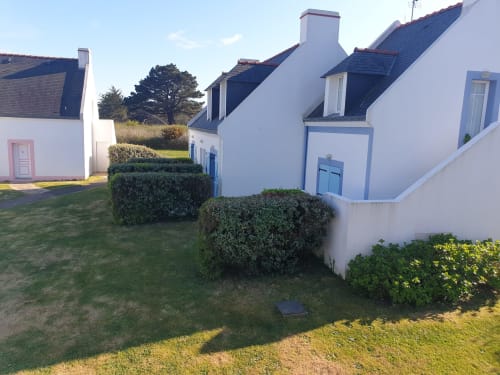 Petits cottages blancs aux portes bleues et jardins soignés de la résidence Loc'Maria à Belle Île en Mer
