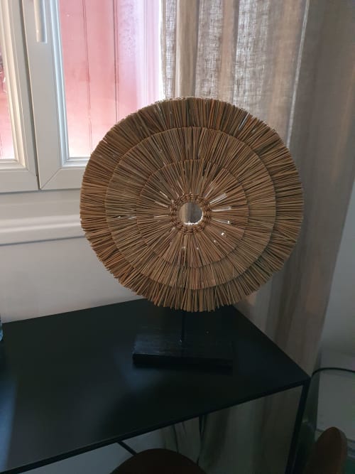 Pièce circulaire tissée décorée sur table noire dans la Suite Junior de l'Hôtel Au Bon Coin, Biarritz