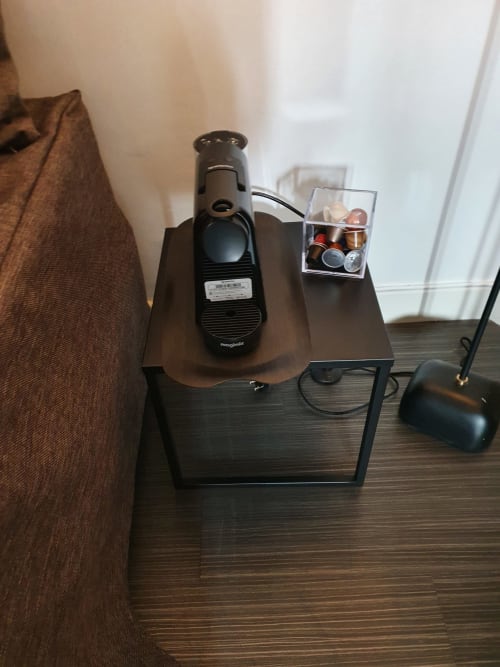 Machine à café et accessoires sur le bureau de la suite junior de l'Hôtel Au Bon Coin, Biarritz