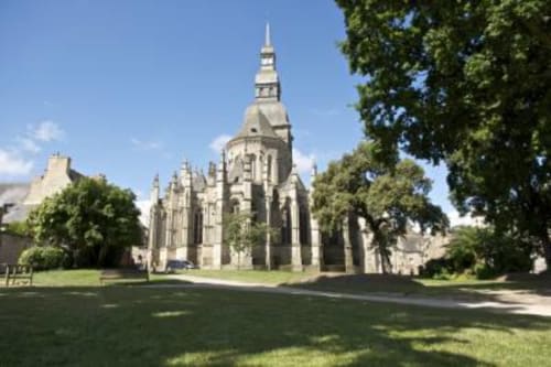 Basilique Saint Sauveur, Au fil de l'eau rental, stay rental Dinan, accommodation, Brittany, Au fil de l'eau.