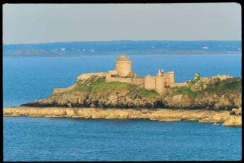 Le château de Fort-La-Latte, Au fil de l'eau rental, stay rental Dinan, accommodation, Brittany, Au fil de l'eau.