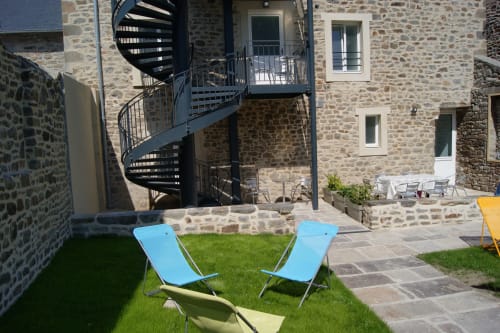 Outdoor space, garden furniture, Au fil de l'eau, stay rental Dinan, accommodation, Brittany.