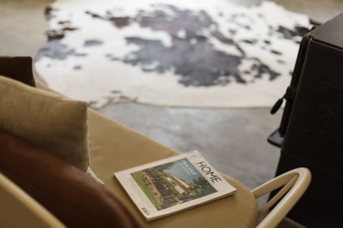 Moulin Renaudiots magazine op een beige stoel met uitzicht op het zwembad in Autun, Frankrijk