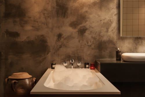 Luxe badkuip in kamer St Andoche van hotel Moulin Renaudiots in Autun, met elegante kranen en rustieke stenen muren