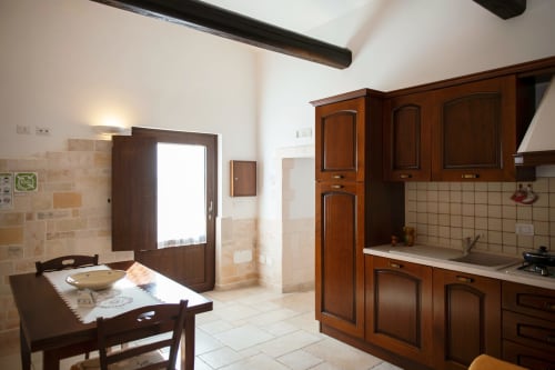 B&B Magraví ad Alberobello | Trullo Melograno in pietra con cucina, sala, bagno e doccia. Piscina esterna, colazione, wifi e parcheggio inclusi.
