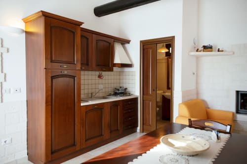 B&B Magraví ad Alberobello | Trullo Melograno in pietra con cucina, sala, bagno e doccia. Piscina esterna, colazione, wifi e parcheggio inclusi.