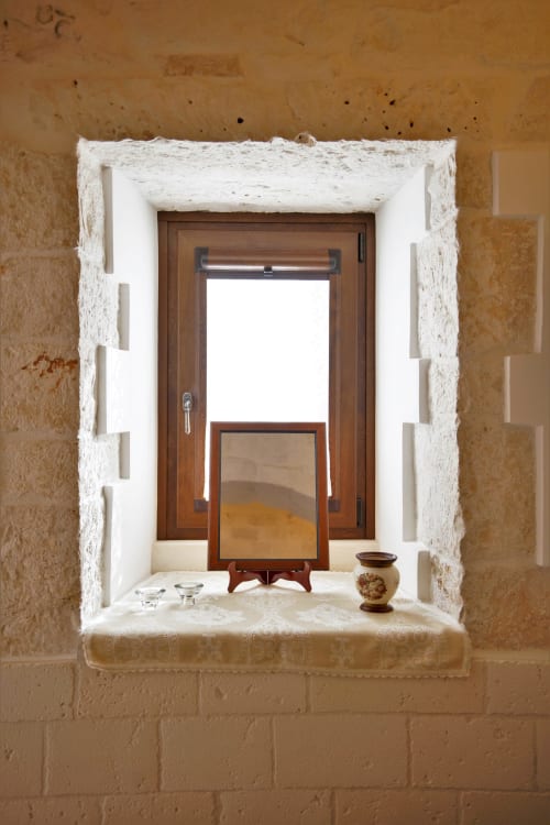B&B Magraví ad Alberobello | Trullo Melograno in pietra con cucina, sala, bagno e doccia. Piscina esterna, colazione, wifi e parcheggio inclusi.