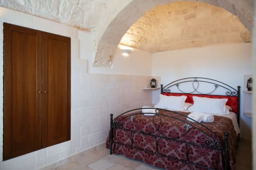 B&B Magraví ad Alberobello | Trullo Melograno in pietra con cucina, sala, bagno e doccia. Piscina esterna, colazione, wifi e parcheggio inclusi.