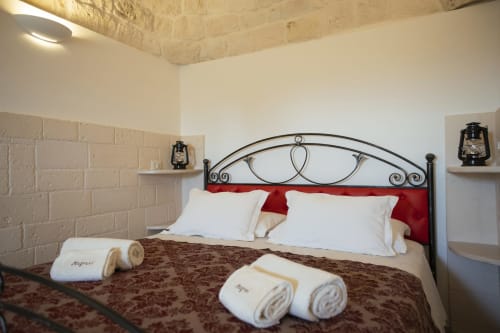 B&B Magraví ad Alberobello | Trullo Melograno in pietra con cucina, sala, bagno e doccia. Piscina esterna, colazione, wifi e parcheggio inclusi.