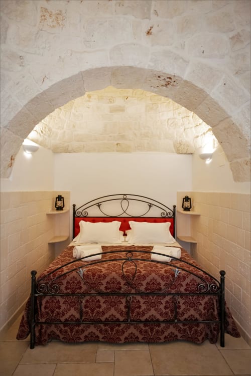 B&B Magraví ad Alberobello | Trullo Melograno in pietra con cucina, sala, bagno e doccia. Piscina esterna, colazione, wifi e parcheggio inclusi.