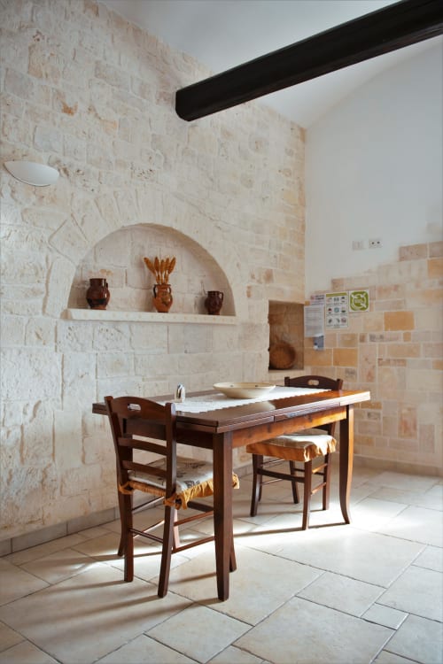 B&B Magraví ad Alberobello | Trullo Melograno in pietra con cucina, sala, bagno e doccia. Piscina esterna, colazione, wifi e parcheggio inclusi.