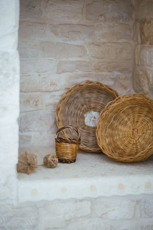 B&B Magraví ad Alberobello | Trullo Melograno in pietra con cucina, sala, bagno e doccia. Piscina esterna, colazione, wifi e parcheggio inclusi.