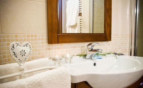 B&B Magraví ad Alberobello | Trullo Melograno in pietra con cucina, sala, bagno e doccia. Piscina esterna, colazione, wifi e parcheggio inclusi.