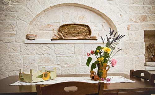 B&B Magraví ad Alberobello | Trullo Melograno in pietra con cucina, sala, bagno e doccia. Piscina esterna, colazione, wifi e parcheggio inclusi.