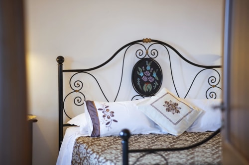 B&B Magraví ad Alberobello | Trullo Ulivo in pietra per famiglie. Dotato di cucina, sala, bagno e doccia. Piscina esterna, colazione, wifi e parcheggio inclusi.