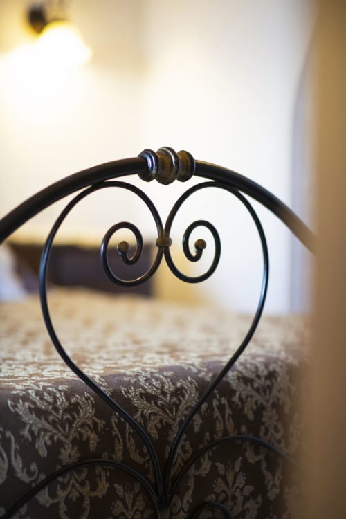 B&B Magraví ad Alberobello | Trullo Ulivo in pietra per famiglie. Dotato di cucina, sala, bagno e doccia. Piscina esterna, colazione, wifi e parcheggio inclusi.