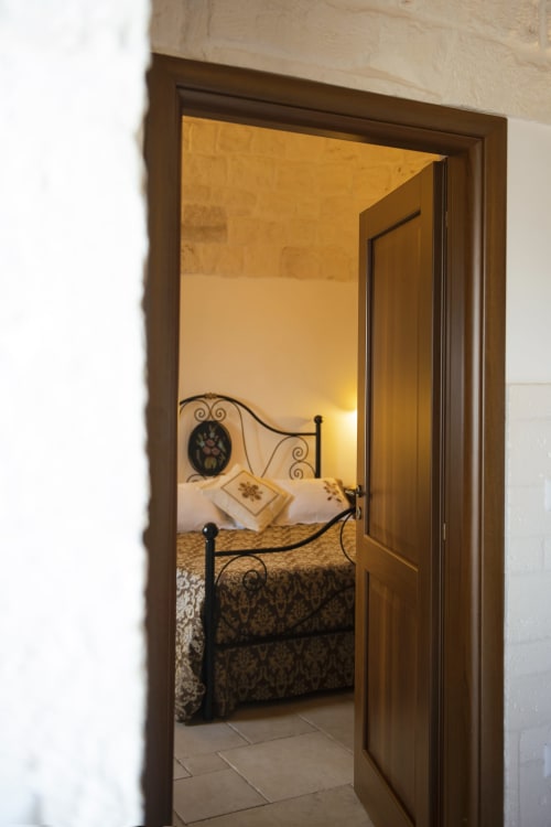 B&B Magraví ad Alberobello | Trullo Ulivo in pietra per famiglie. Dotato di cucina, sala, bagno e doccia. Piscina esterna, colazione, wifi e parcheggio inclusi.