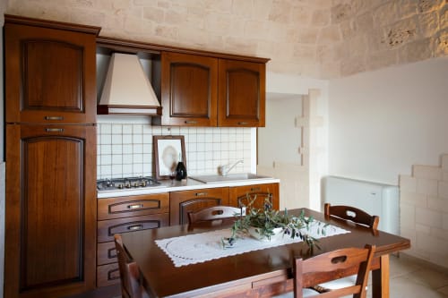 B&B Magraví ad Alberobello | Trullo Ulivo in pietra per famiglie. Dotato di cucina, sala, bagno e doccia. Piscina esterna, colazione, wifi e parcheggio inclusi.