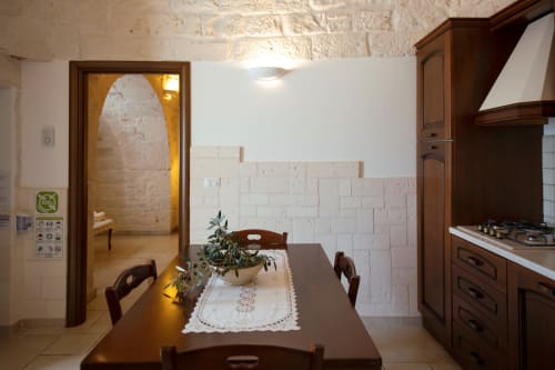 B&B Magraví ad Alberobello | Trullo Ulivo in pietra per famiglie. Dotato di cucina, sala, bagno e doccia. Piscina esterna, colazione, wifi e parcheggio inclusi.