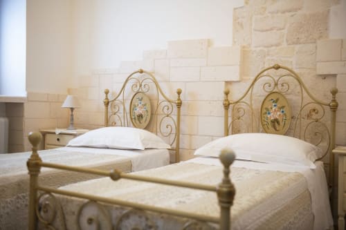 B&B Magraví ad Alberobello | Trullo Ulivo in pietra per famiglie. Dotato di cucina, sala, bagno e doccia. Piscina esterna, colazione, wifi e parcheggio inclusi.