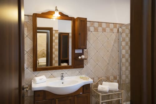 B&B Magraví ad Alberobello | Trullo Ulivo in pietra per famiglie. Dotato di cucina, sala, bagno e doccia. Piscina esterna, colazione, wifi e parcheggio inclusi.