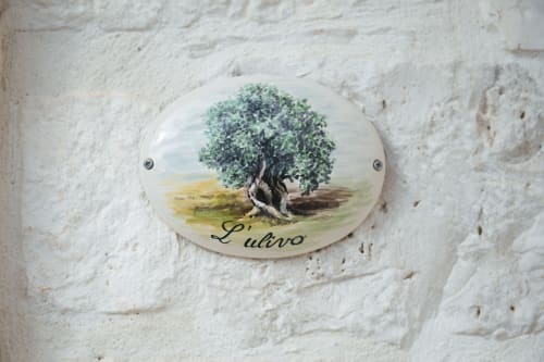 B&B Magraví ad Alberobello | Trullo Ulivo in pietra per famiglie. Dotato di cucina, sala, bagno e doccia. Piscina esterna, colazione, wifi e parcheggio inclusi.