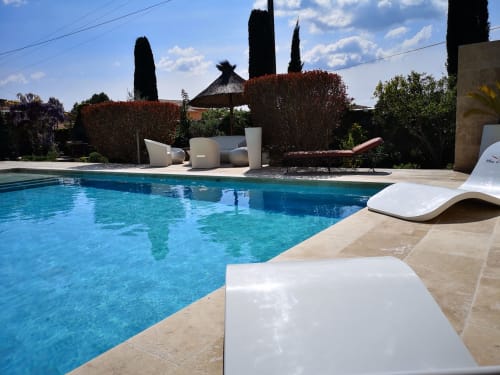 Piscine extérieure sous le soleil, Mas d'Ange en provence, Luberon.