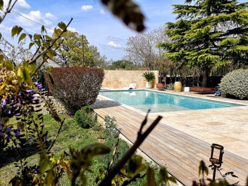 Vue du jardin, piscine extérieure, Mas d'Ange en provence, Luberon.