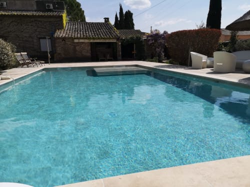 Piscine extérieure sous le soleil, Mas d'Ange en provence, Luberon.