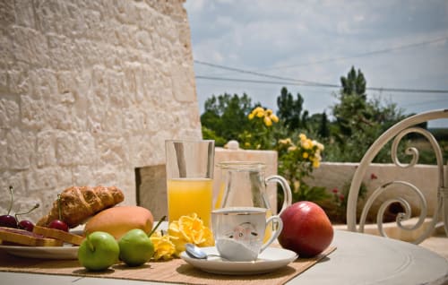 B&B Magraví, trullo in pietra, tra natura e storia, con colazione. Si trova tra Alberobello e Martina Franca.