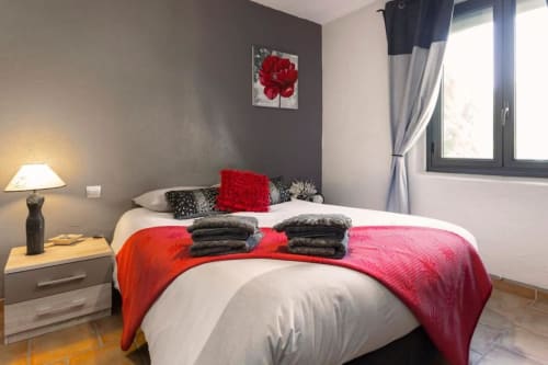Lit double, chambre deux personnes, hébergement, Mas d'Ange en provence, Luberon.