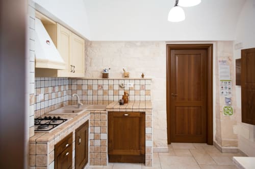 B&B Magraví ad Alberobello | Trullo Ciliegio in pietra, luminoso e spazioso. Dotato di camera da letto, cucina, sala, bagno e doccia. Piscina esterna, colazione, wifi e parcheggio inclusi.