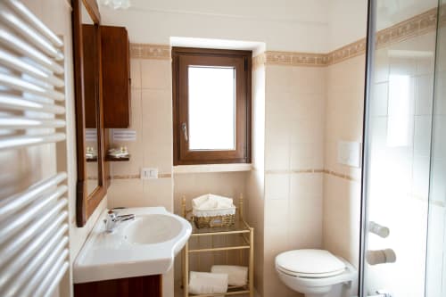 B&B Magraví ad Alberobello | Trullo Ciliegio in pietra, luminoso e spazioso. Dotato di camera da letto, cucina, sala, bagno e doccia. Piscina esterna, colazione, wifi e parcheggio inclusi.