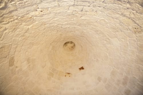 B&B Magraví ad Alberobello | Trullo Ciliegio in pietra, luminoso e spazioso. Dotato di camera da letto, cucina, sala, bagno e doccia. Piscina esterna, colazione, wifi e parcheggio inclusi.