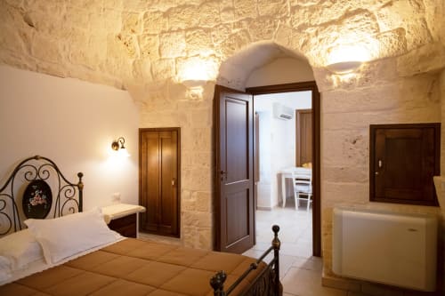 B&B Magraví ad Alberobello | Trullo Ciliegio in pietra, luminoso e spazioso. Dotato di camera da letto, cucina, sala, bagno e doccia. Piscina esterna, colazione, wifi e parcheggio inclusi.
