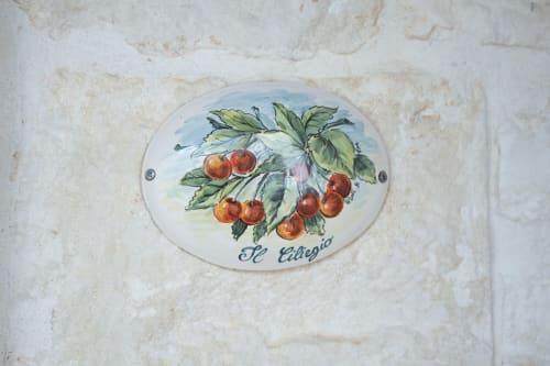 B&B Magraví ad Alberobello | Trullo Ciliegio in pietra, luminoso e spazioso. Dotato di camera da letto, cucina, sala, bagno e doccia. Piscina esterna, colazione, wifi e parcheggio inclusi.