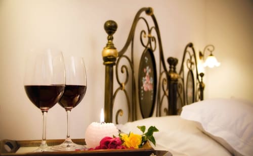 B&B Magraví ad Alberobello | Trullo Ciliegio in pietra, luminoso e spazioso. Dotato di camera da letto, cucina, sala, bagno e doccia. Piscina esterna, colazione, wifi e parcheggio inclusi.
