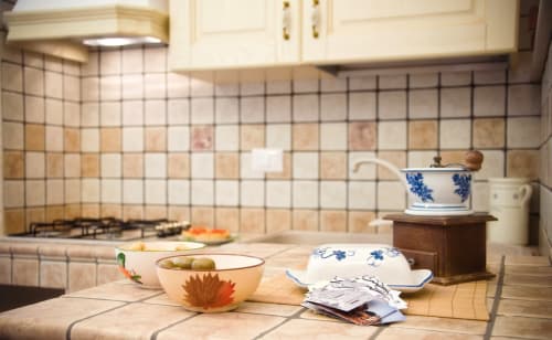 B&B Magraví ad Alberobello | Trullo Ciliegio in pietra, luminoso e spazioso. Dotato di camera da letto, cucina, sala, bagno e doccia. Piscina esterna, colazione, wifi e parcheggio inclusi.