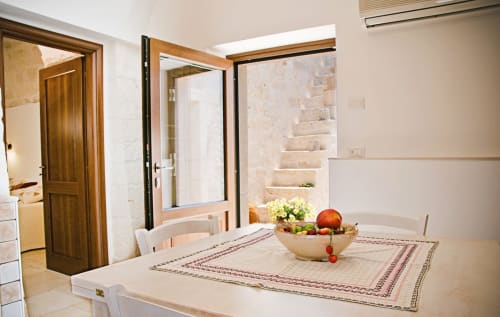 B&B Magraví ad Alberobello | Trullo Ciliegio in pietra, luminoso e spazioso. Dotato di camera da letto, cucina, sala, bagno e doccia. Piscina esterna, colazione, wifi e parcheggio inclusi.